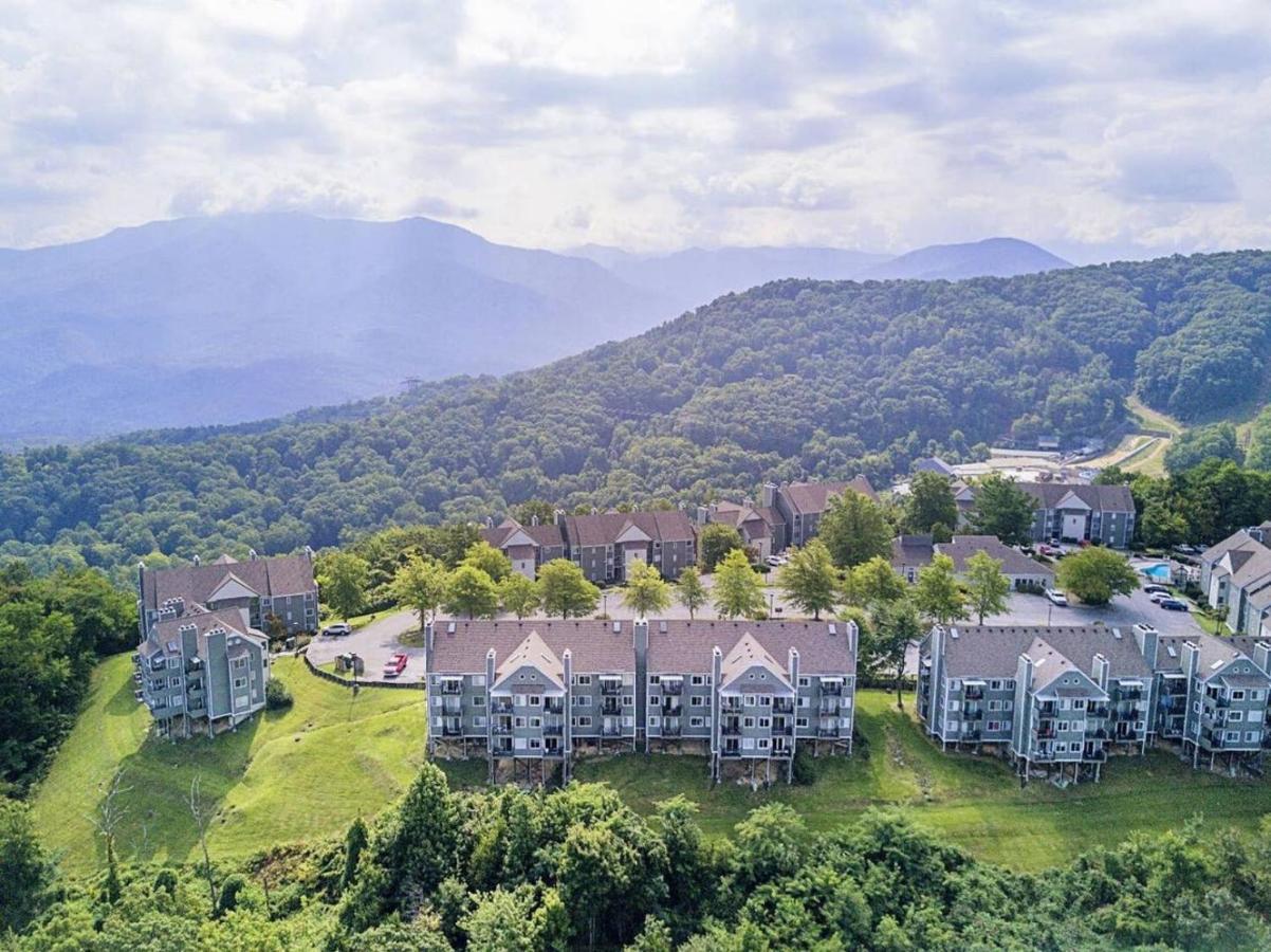 Wow Views!!-Mountain Escape-Outdoor Pool-Close To Downtown-Wifi-Cable-Private Balcony ガトリンバーグ エクステリア 写真
