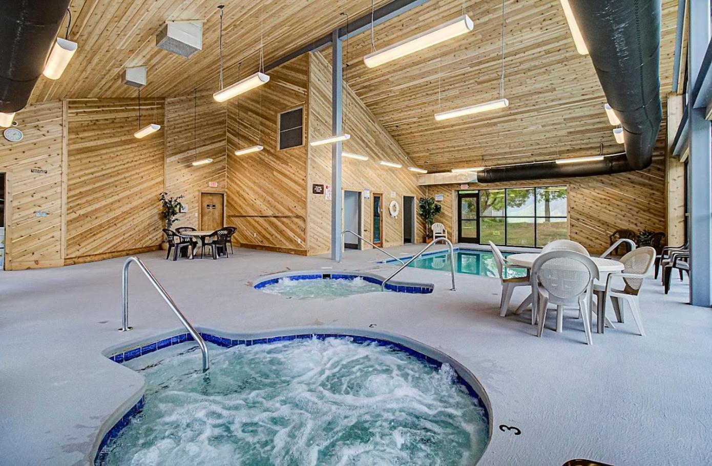 Wow Views!!-Mountain Escape-Outdoor Pool-Close To Downtown-Wifi-Cable-Private Balcony ガトリンバーグ エクステリア 写真